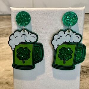 St Patricks Day GREEN BEER STEIN LUCKY 4 LEAF CLOVER Glitter Dangle Earrings NEW